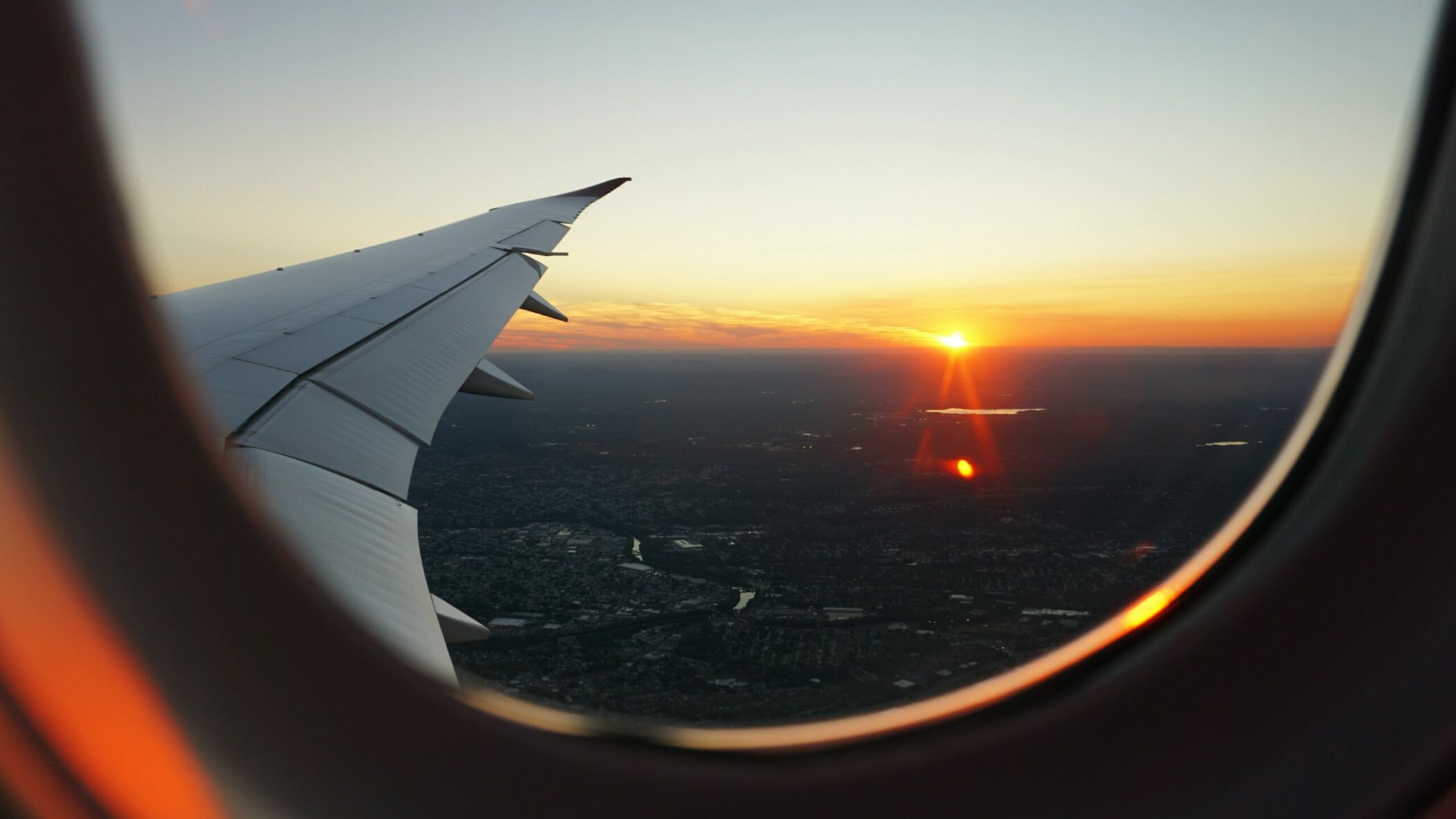 Pogled kroz prozor aviona