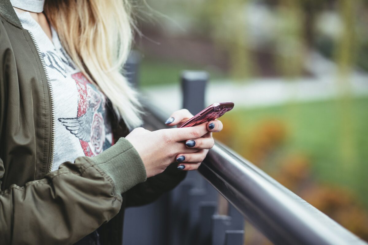 Žena gleda u mobilni telefon