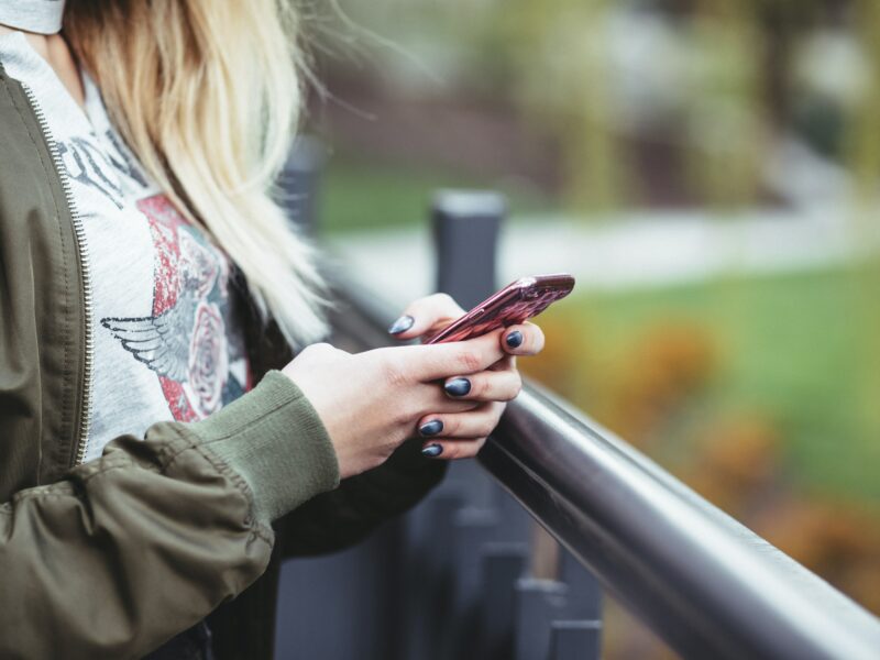 Žena gleda u mobilni telefon