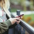Žena gleda u mobilni telefon