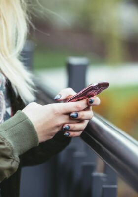 Žena gleda u mobilni telefon