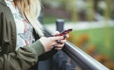 Žena gleda u mobilni telefon