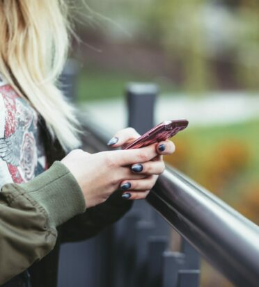 Žena gleda u mobilni telefon