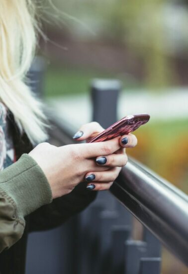 Žena gleda u mobilni telefon