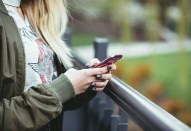 Žena gleda u mobilni telefon