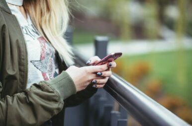 Žena gleda u mobilni telefon