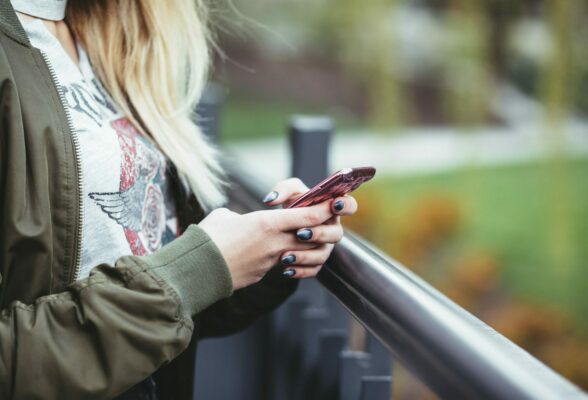 Žena gleda u mobilni telefon
