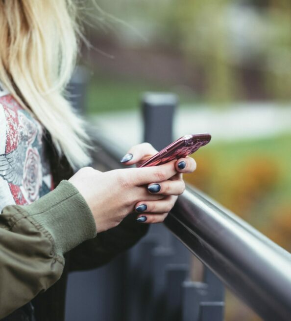 Žena gleda u mobilni telefon