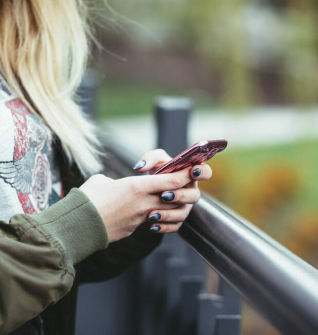 Žena gleda u mobilni telefon