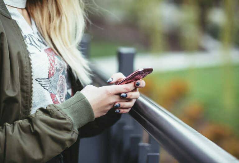 Žena gleda u mobilni telefon
