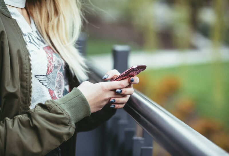 Žena gleda u mobilni telefon